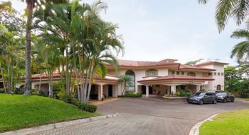 En venta Lujosa Residencia en San Rafael de Escazú in San Rafael, Escazú, San José — $6,985,000 - Photo 2 of 37