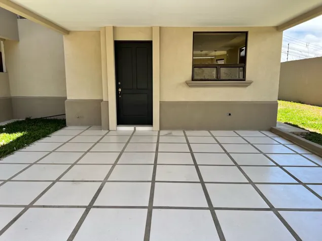 Venta de casa en condominio Karataba. Taras. Cartago en San Nicolás, Cartago — ₡ 107 000 000 - Foto 2 de 33