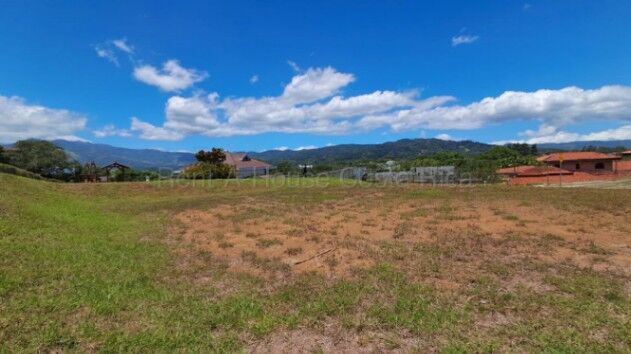  Venta de Lote en Hacienda Los Reyes, La Guácima. RAH 27-102  en Guácima, Alajuela — $135,000