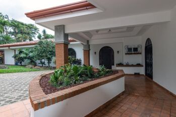Alquiler de Excelente Casa en San Rafael de Escazú / OFC Mls. 25-1013 en San Rafael, Escazú, San José — $4,500 - Foto 4 de 21