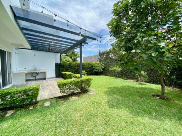 Venta de Magnífica Casar en Guachipelín / Mls. 25-1415 OFC JB en San Rafael, Escazú, San José — $525,000