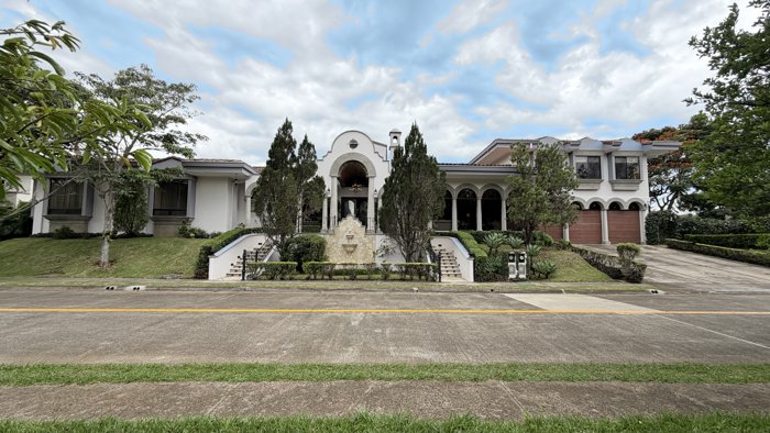 Villa Palma San Rafael de Alajuela, 5 Habitaciones| $1,350,000 in Las Horquetas, Sarapiquí, Heredia — $1,350,000