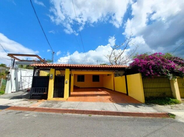 Venta de Esta Maravillosa Casa en Escazú / Mls. 25-1807 OFC JB in Escazú, San José — $260,000