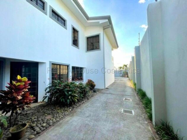 CASA EN VENTA EN SANTO DOMINGO DE HEREDIA en San Vicente, Santo Domingo, Heredia — ₡ 290 000 000