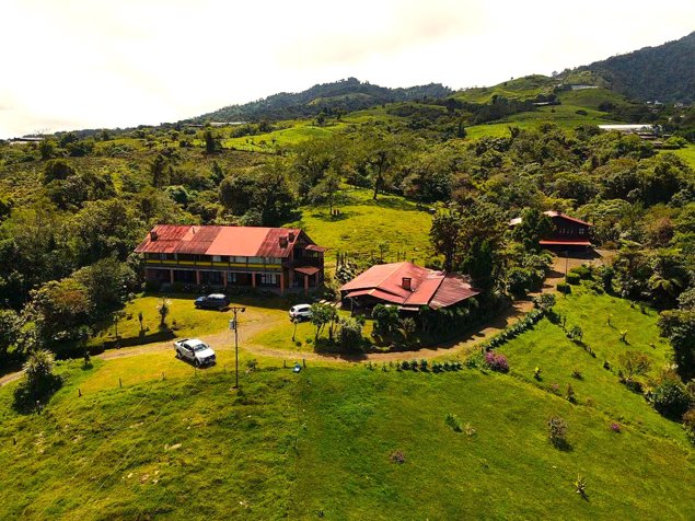 Propiedad de montaña con 4 apartamentos y 3 casas in Cascajal, Vázquez de Coronado, San José — $700,000