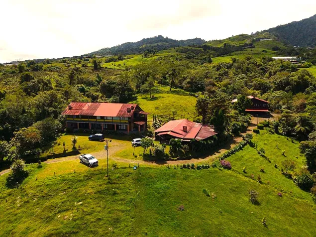 Mountain property with 4 apartments and 3 houses in Cascajal, Vázquez de Coronado, San José — $700,000