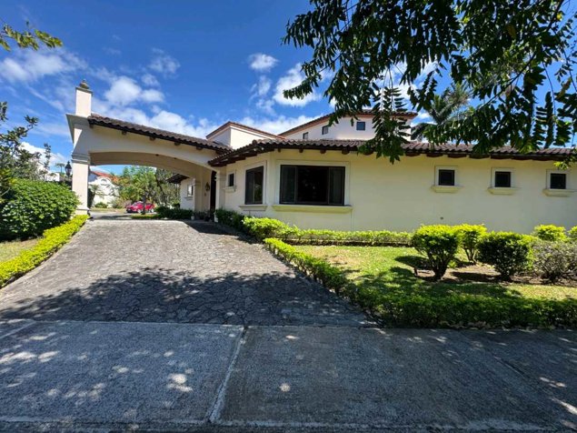 EXCLUSIVIDAD Y ELEGANCIA EN BOSQUES DE LINDORA. in Santa Ana, San José — $900,000 - Photo 2 of 31