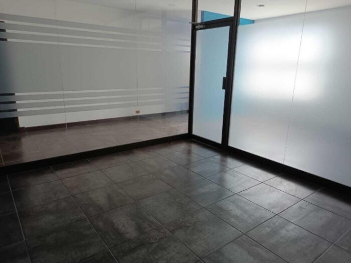 Alquiler de Cómoda Oficina en Escazú / Mls. 23-2992 OFC JB en Escazú, San José — $3,167