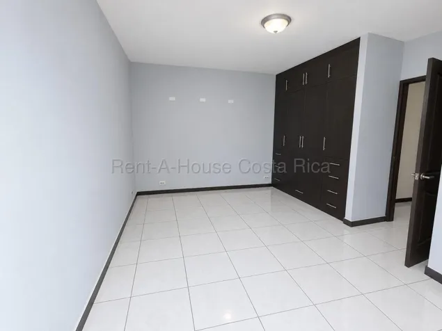 Venta de casa independiente de un nivel con amplios jardines en Pozos #27-758 GS en Pozos, Santa Ana, San José — $260,000 - Foto 3 de 11