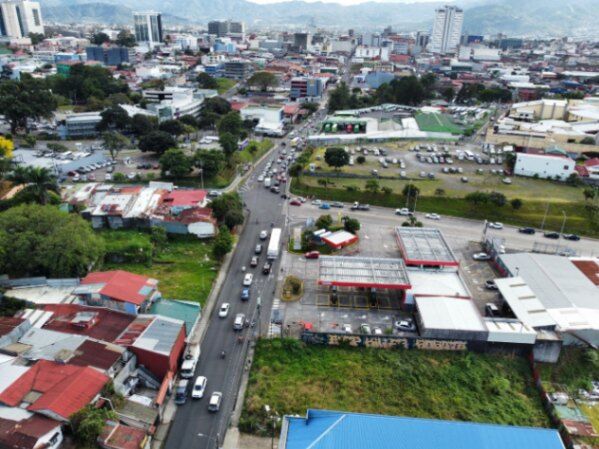 Lote comercial con doble frente y topografía plana ideal para desarrollo #25-1220 GS en Cinco Esquinas, Tibás, San José — $638,000