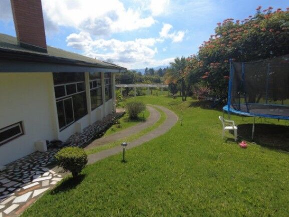 Se vende casa con amplio lote de 2,200m2 en Vázquez de Coronado 23-1463 en San Rafael, Vázquez de Coronado, San José — $650,000