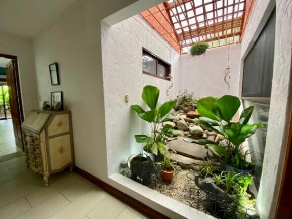 Excelente casa en Guachipelín con apartamento anexo in San Rafael, Escazú, San José — ₡ 485 000