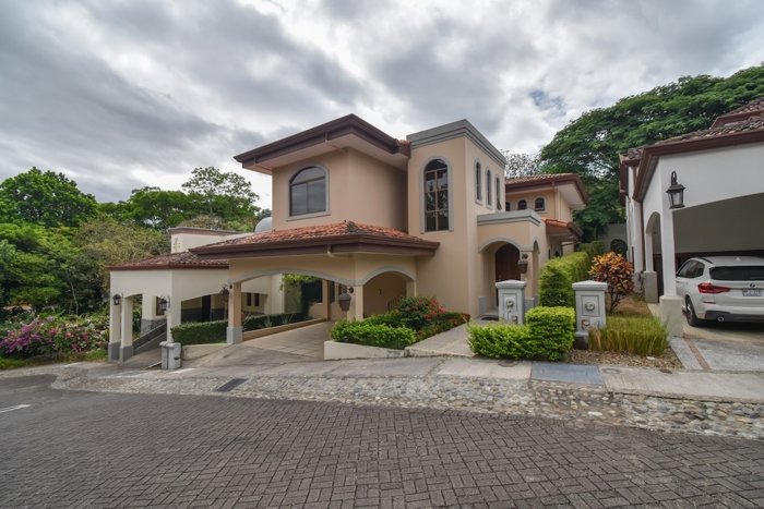 Casa de 4 Habitaciones en Bosque Escondido in Colón, Mora, San José — $450,000 - Photo 2 of 41