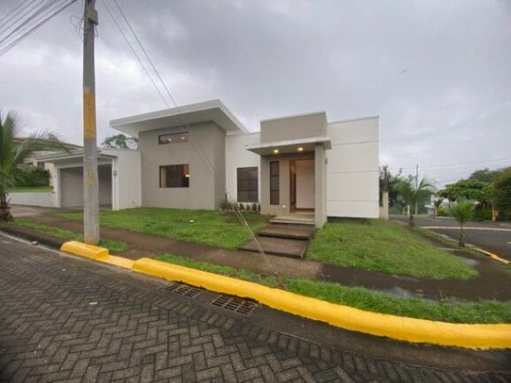 Se vende espaciosa casa con patio en Grecia Alajuela 25-518 in Grecia, Alajuela — $275,000