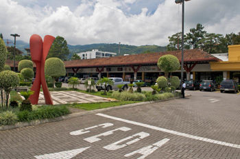 Local comercial  en alquiler en Plaza Laureles Escazú en San Rafael, Escazú, San José — $1,572 - Foto 3 de 9