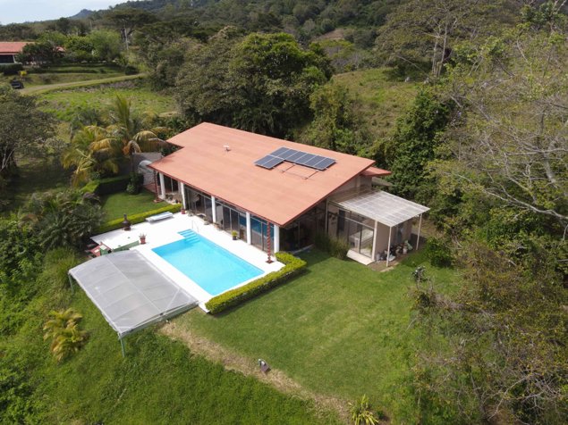 Casa de dos habitaciones con piscina y lote extra en Atenas en Atenas, Alajuela — $549,000