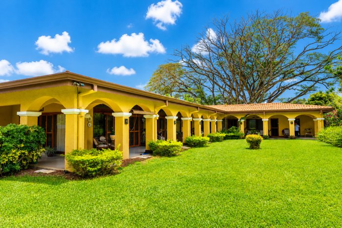 VENTA PROPIEDAD AMUEBLADA USO DE SUELO PARA RESIDENCIA DE ADULTO MAYOR in Colón, Mora, San José — $1,600,000