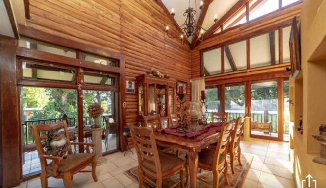 Lujosa y espaciosa casa rústica en El Tirol, San Rafael, Heredia en Ángeles, San Rafael, Heredia — $800,000