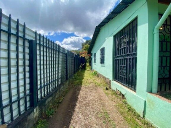 Se vende espaciosa casa con patio en Escazú Centro 25-1306 in Escazú, San José — ₡ 145 000 000