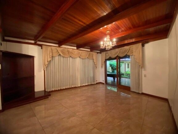 Se vende espaciosa casa con patio y terraza en Alajuela 25-988 in Alajuela — $350,000