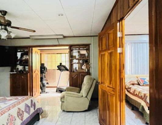 Venta de amplia casa + apartamento en Heredia. RAH 26-1044 en Mercedes, Heredia — $349,000 - Foto 2 de 16