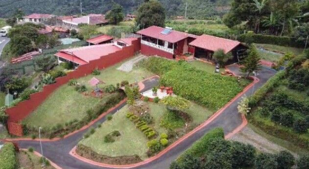 Propiedad única con casa, cabaña y entorno natural en Alajuela #25-110 GS en Cirrí Sur, Naranjo, Alajuela — $175,000