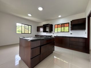 VENTA DE CASA, CIUDAD COLÓN – VISTAS ESPECTACULARES Y ENTORNO NATURAL in Colón, Mora, San José — $275,000 - Photo 5 of 17