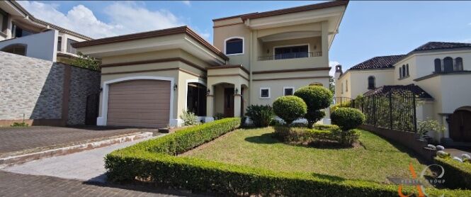 Residencia de Lujo con Vista Panorámica al Valle Central en Bosques de Altamonte  en Granadilla, Curridabat, San José — $670,000