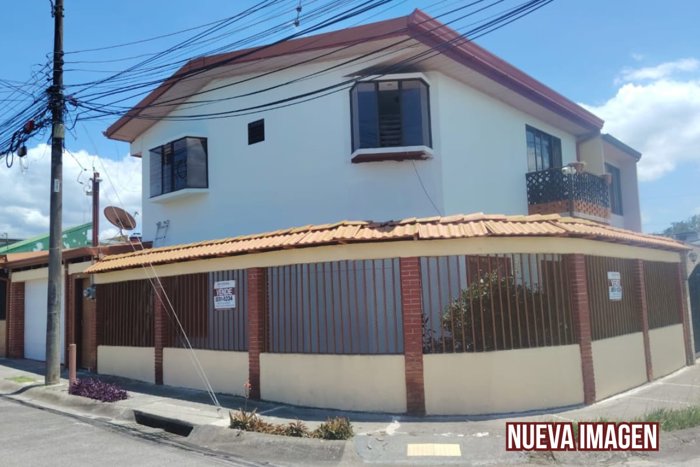 En Venta Casa Esquinera 2 Niveles en Moravia Uso Mixto en San Vicente, Moravia, San José — ₡ 90 000 000