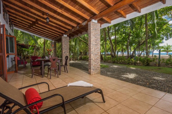 Bella casa frente al mar en Playa Matapalo Quepos en Quepos, Puntarenas — $380,000 - Foto 2 de 12