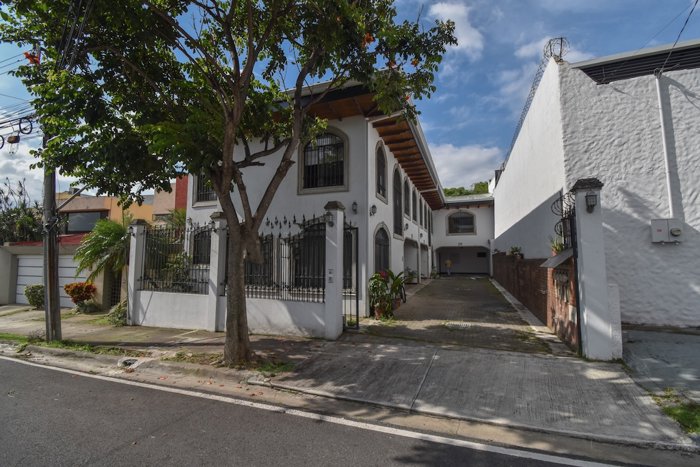 Excelente Oportunidad Propiedad con 2 casas en Trejos Montealegre in San Rafael, Escazú, San José — $400,000