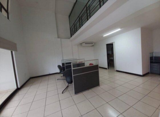 Alquiler de local comercial ubicado en Sta Ana 26-1206 en Santa Ana, San José — $1,000