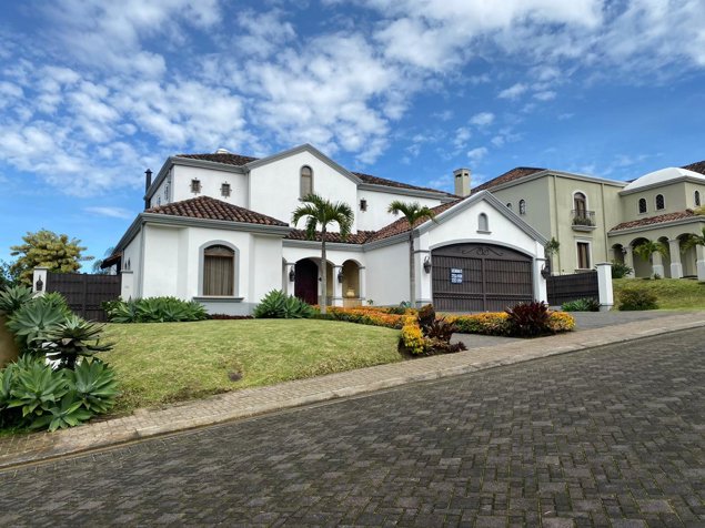 SE VENDE LUJOSA RESIDENCIA EN EXCLUSIVO CONDOMINIO EN CURRIDABAT in Curridabat, San José — $560,000
