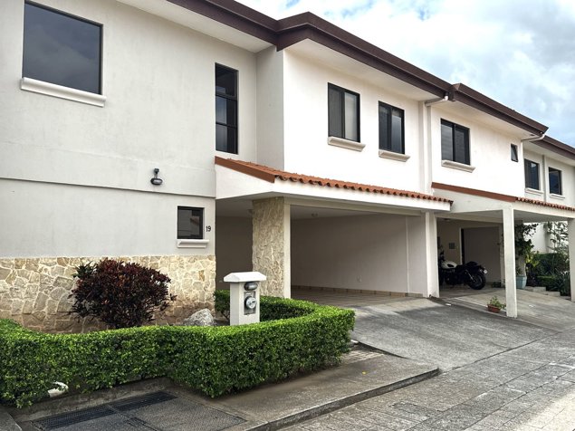 Exclusivo Townhouse en Venta en Pozos de Santa Ana, Costa Rica. in Pozos, Santa Ana, San José — $215,000