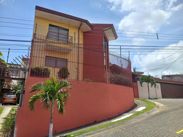 CASA + APARTAMENTO EN VENTA EN GUADALUPE SAN JOSÈ in Guadalupe, Goicoechea, San José — ₡ 140 000 000