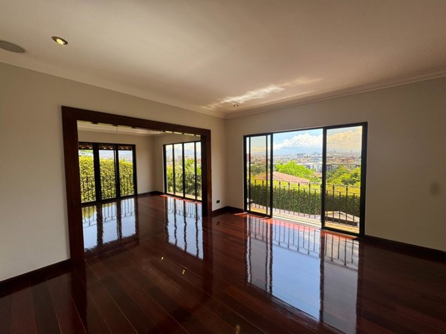 Residencia de Lujo con Vista a la Ciudad en Cerro Alto, Escazú in Escazú, San José — $835,000