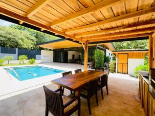 𝐌𝐨𝐝𝐞𝐫𝐧 𝐇𝐨𝐦𝐞 𝐟𝐨𝐫 𝐑𝐞𝐧𝐭 𝐰𝐢𝐭𝐡 𝐚 𝐏𝐫𝐢𝐯𝐚𝐭𝐞 𝐏𝐨𝐨𝐥 in Tamarindo, Santa Cruz, Guanacaste — $2,500 - Photo 4 of 17