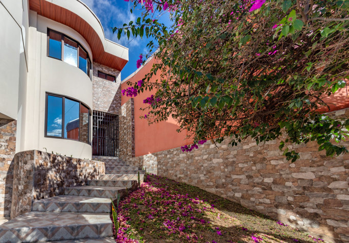 Alquiler de Epaciosa Casa en Rhormoser Uso Residencial in Pavas, San José — $2,500 - Photo 2 of 39