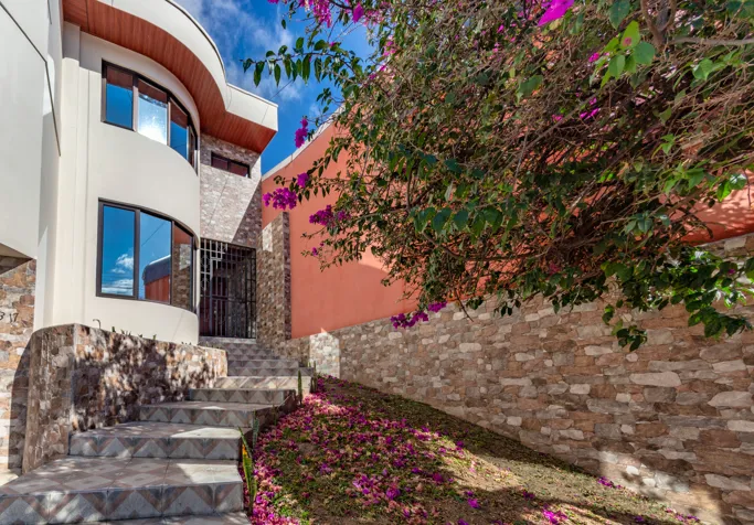 Alquiler de Epaciosa Casa en Rhormoser Uso Residencial en Pavas, San José — $2,500 - Foto 2 de 39