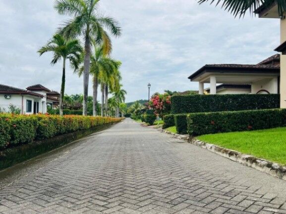 SE VENDE CASA EN CONDOMINIO EN BEJUCO en Parrita, Puntarenas — $525,000