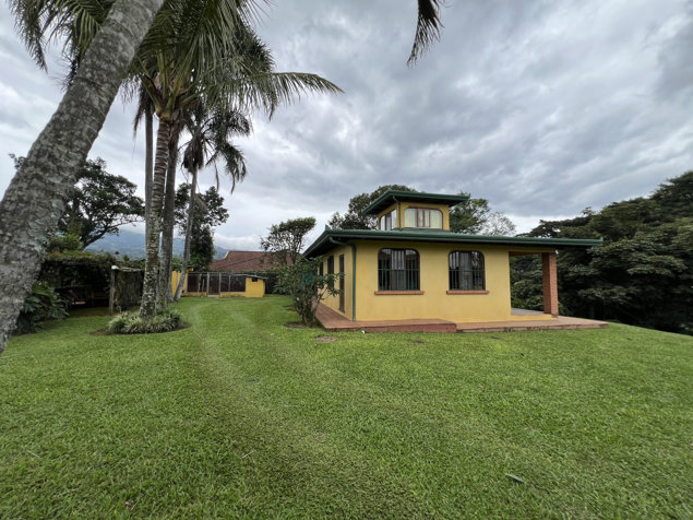 Casa de Ensueño en Poás con Vista al Volcán y Valle Central en Grecia, Alajuela — $300,000 - Foto 2 de 49
