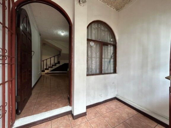 Se vende espaciosa casa con uso mixto en Alajuela Centro 25-1221 en Alajuela — $255,000 - Foto 3 de 16