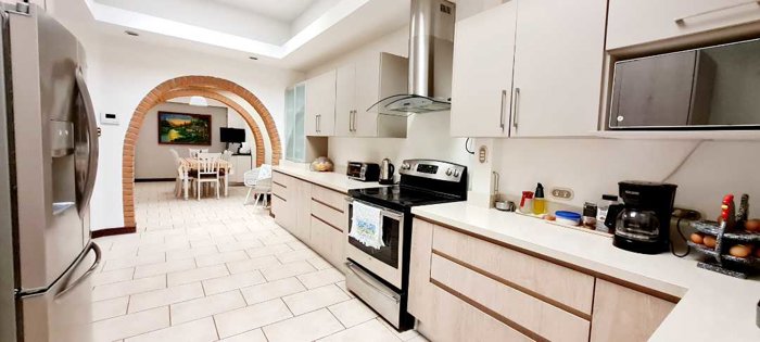 VENDO CASA DE 1 PLANTA EN RESIDENCIAL CON VIGILANCIA EN MONTES DE OCA en Mercedes, Montes De Oca, San José — $500,000