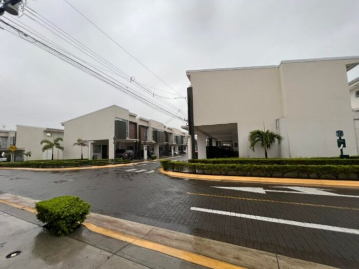 Venta de Moderna Casa en Tibás / Mls. 26-611 OFC JB in Anselmo Llorente, Tibás, San José — $190,000