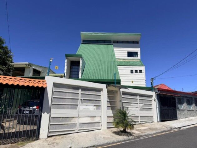 Casa amplia de múltiples niveles con 5 habitaciones y gran potencial 26-1440 GS in Anselmo Llorente, Tibás, San José — $235,000