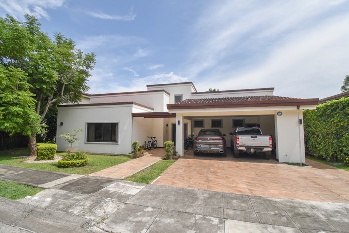 Casa de 1 Nivel con 3 habitaciones en Condominio Bosque Dorado in Piedades, Santa Ana, San José — $535,000