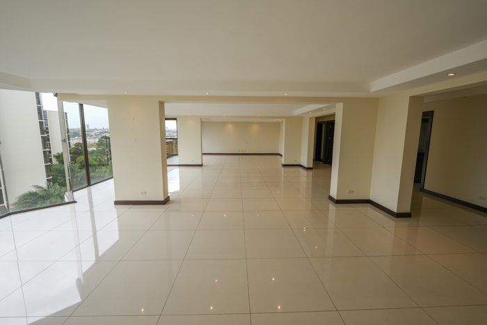 Espacioso Apartamento de 3 Habitaciones en Bello Horizonte in Escazú, San José — $485,000 - Photo 3 of 21