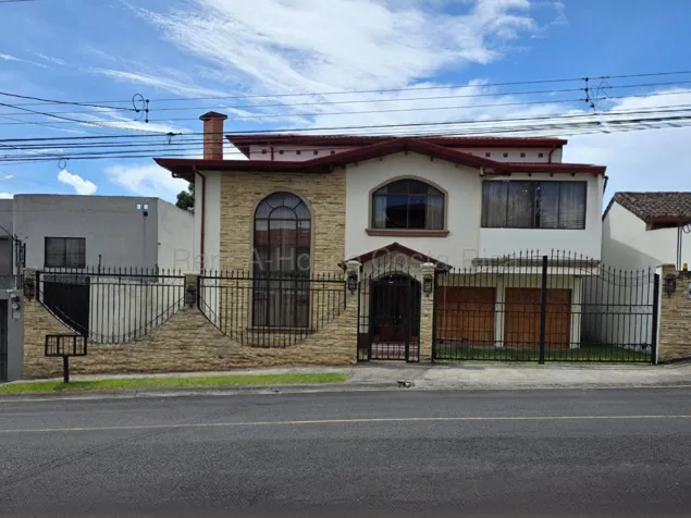 Venta de residencia de lujo con amplia zona verde en Altamonte, Curridabat #27-97 GS en Granadilla, Curridabat, San José — $700,000