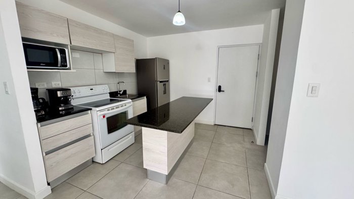 Venta Apartamento Primer Piso Línea Blanca y Jardín en Curridabat en Granadilla, Curridabat, San José — $160,000 - Foto 2 de 38