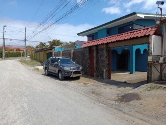 Se vende espaciosa casa con amplios espacios en Santo Domingo Heredia 24-659 in Santo Domingo, Heredia — $325,000